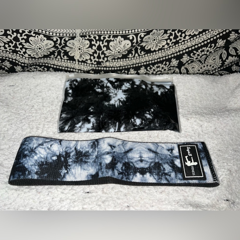 NEW SuzieB Fitness Black & White Tie Dye Workout Glute Band Light/Medium